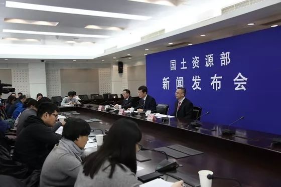 《不动产登记资料查询暂行办法》公布,律师、代理人、监护人等可以查询相关不动产信息。