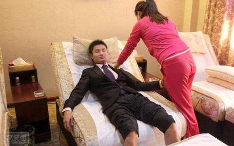 出差时接受按摩服务时猝死，是否属于工伤？