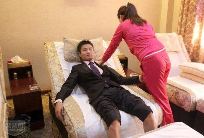 出差时接受按摩服务时猝死,是否属于工伤?