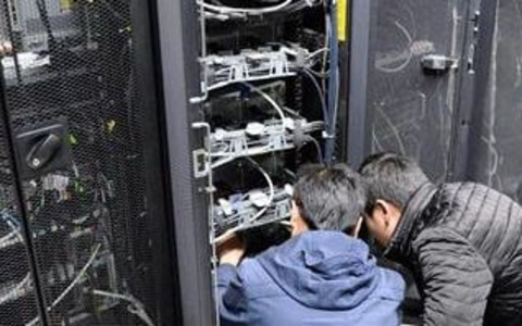 劳动者在工作时间从事本职工作以外的其他事务，用人单位可依据相关规章制度解除其劳动合同。