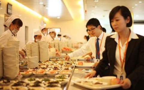 中午在食堂吃饭时摔伤是不是工伤？