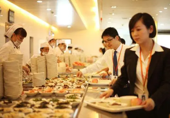 中午在食堂吃饭时摔伤是不是工伤?