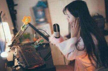 网络主播与直播平台之间是劳动合同关系吗?