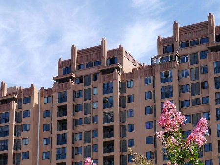 房屋仍登记在原权利人名下并设有抵押,买受人能否排除他人对该房屋的强制执行?