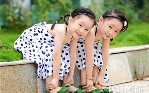 离婚时，双胞胎的抚养权应当如何确定？