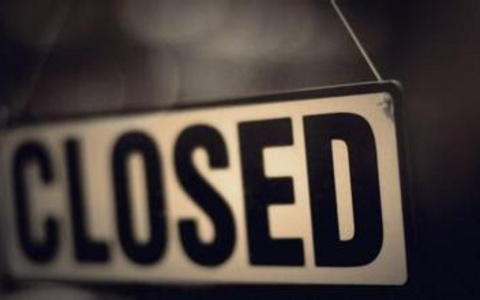 员工参加聚餐后返回单位值班，因忘带钥匙翻墙身亡，算不算工伤？