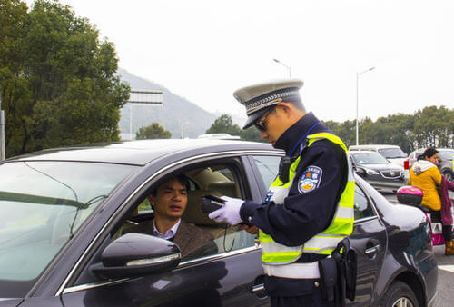 交警扣留事故车辆造成车主经济损失,被判玩忽职守罪