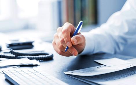 公司宿舍午休上厕所期间摔伤脑袋属于工伤吗?