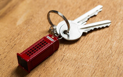 回到家发现忘带钥匙，去找女友拿钥匙的路上发生交通事故能算工伤吗？