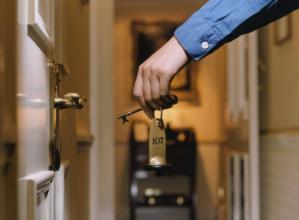 回到家发现忘带钥匙，去找女友拿钥匙的路上发生交通事故能算工伤吗？