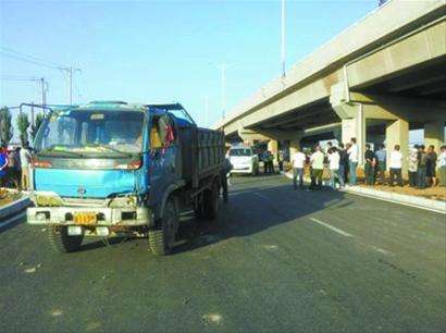 柯桥一男子雨天骑电瓶车与货车相撞,还负主要责任?