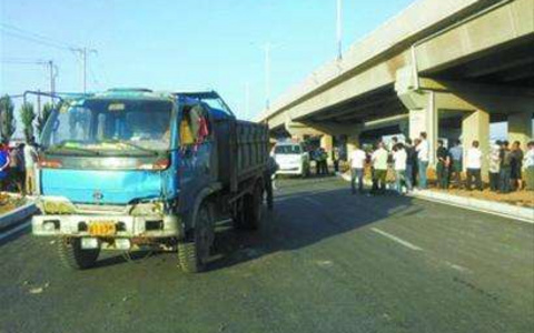 柯桥一男子雨天骑电瓶车与货车相撞，还负主要责任？