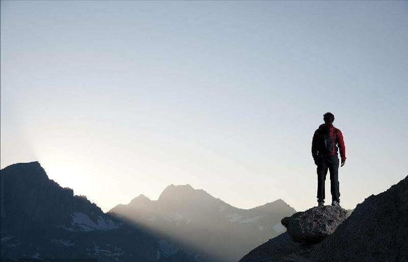 公司组织旅游活动,员工突发疾病身亡能否认定为工伤?