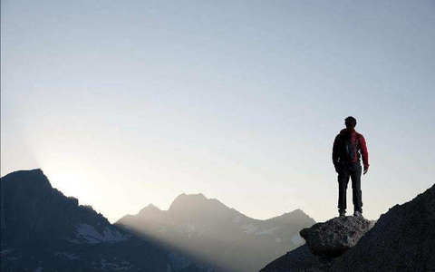 公司组织旅游活动，员工突发疾病身亡能否认定为工伤？