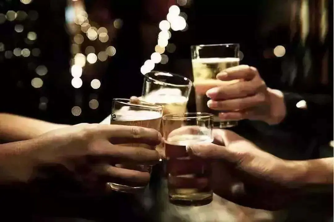 陪客户用餐酒后猝死算不算工伤？