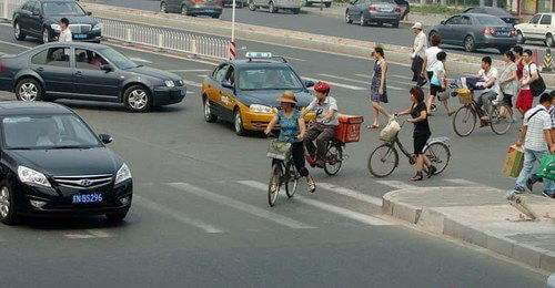 因道路施工,电动车与行人发生碰撞,导致双方受伤,该如何赔偿?