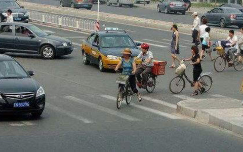 因道路施工，电动车与行人发生碰撞，导致双方受伤，该如何赔偿？