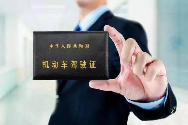 驾驶证过期后发生事故，保险公司能否以“无证驾驶”为由拒赔？