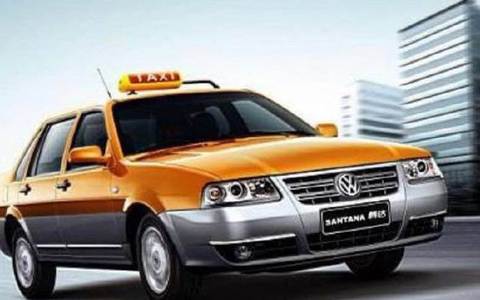 出租车发生交通事故负全责，出租车公司要不要承担赔偿责任？