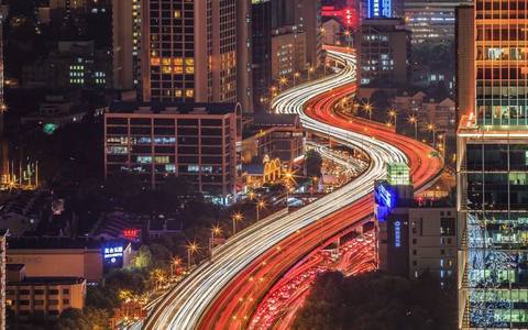 交通事故中残疾赔偿金、死亡赔偿金等项目要按哪一年的标准？