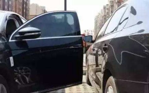 他人路边违章停车，我开车经过不小心剐蹭到他人的车辆，谁的责任?