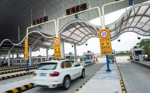 高速公路上撞到了行人，短时间内行人遭受多车碾压，谁来赔偿？