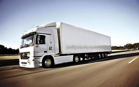 当事故机动车一方以挂靠形式从事道路运输经营活动时，应当由谁来承担哪些责任？