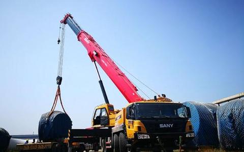 施工工地上，吊车处于静止状态，起重臂吊钢板时撞倒人致其受伤，谁来承担赔偿责任