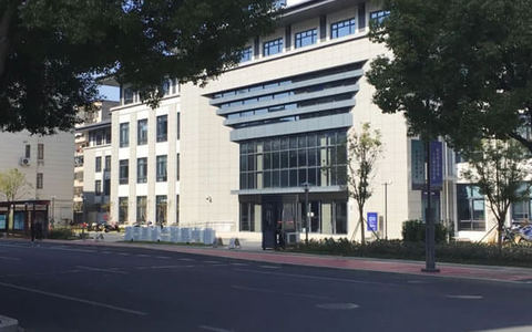 新昌法院立案庭新地址：新昌县社会治理中心二楼北（南明街道人民中路212号）